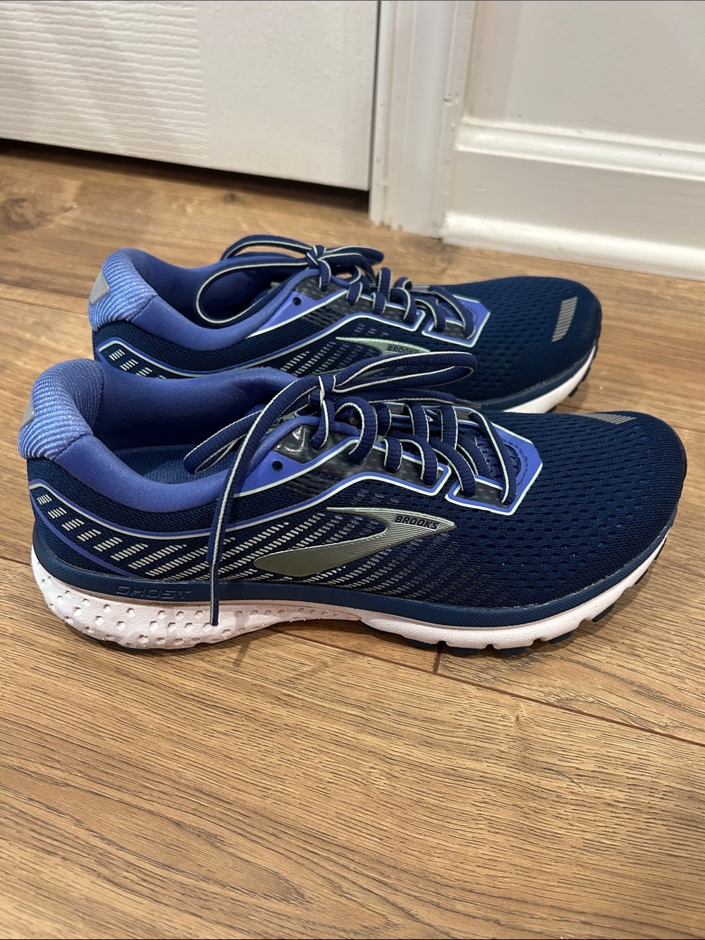 Brooks WOMENS RUNNING SHOES 7.5  Athletic Shoes - Navy and Light Blue